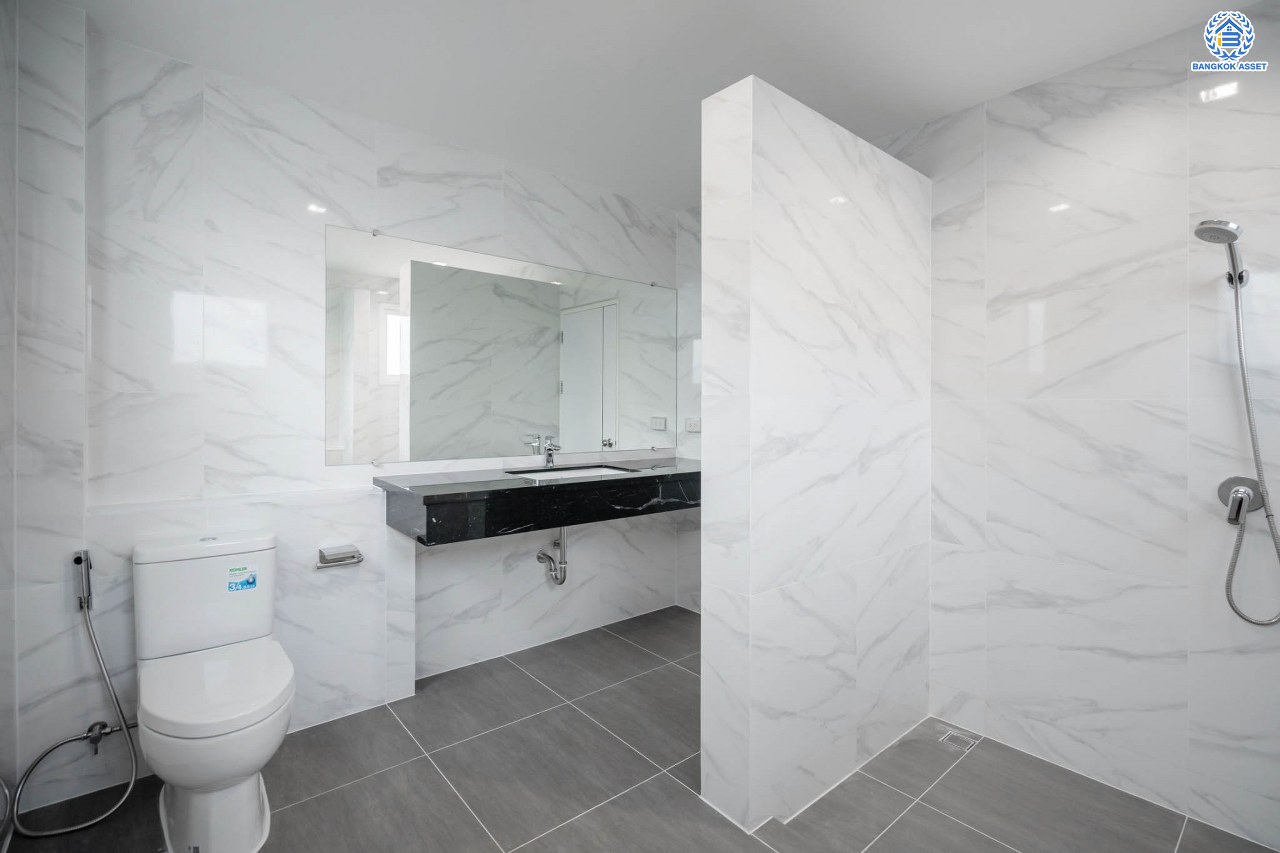 บ้านมือสองตกแต่งใหม่ โครงการ เพอร์เฟคมาสเตอร์พีซ รัตนาธิเบศร์ หลังใหญ่กว่า 91.4 ตร.ว. ฟังก์ชัน 3 ห้องนอน 5 ห้องน้ำ 1 ห้องแม่บ้าน จอดรถได้ 2 คัน พร้อมบรรยากาศโครงการสุด Luxury บนทำเลเชื่อมต่อทุกการเดินทาง ใกล้รถไฟฟ้าสายสีม่วง "สถานีไทรม้า" และจุดขึ้นทางด่วน "งามวงศ์วาน"